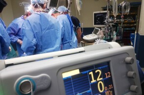 Eντατική νοσοκομείου με πολλούς γιατρούς © Unsplash