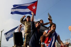 Χιλιάδες Κουβανοί βγήκαν στους δρόμους σε ολόκληρη τη χώρα για να διαμαρτυρηθούν για τους πανδημικούς περιορισμούς, τον ρυθμό των εμβολιασμών Covid-19 και την κουβανική κυβέρνηση.