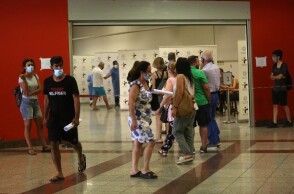 Αθηναίοι περιμένουν στο στσθμό του Μετρό στο Σύνταγμα προκειμένου να κάνουν rapid test © ΑΠΕ / ΟΡΕΣΤΗΣ ΠΑΝΑΓΙΩΤΟΥ