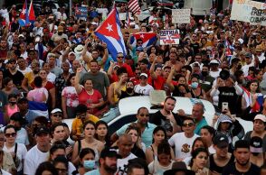 Χιλιάδες Κουβανοί βγήκαν στους δρόμους σε όλη τη χώρα για να διαμαρτυρηθούν για τους περιορισμούς, τον ρυθμό των εμβολιασμών κατά της Covid-19 και την κουβανική κυβέρνηση