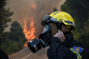 Πυροσβέστης σε δασική πυρκαγιά (ΦΩΤΟ ΑΡΧΕΙΟΥ) - Ξέσπασε φωτιά στο Σέιχ Σου στη Θεσσαλονίκη