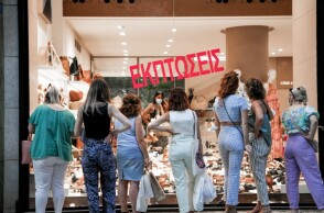 Κόσμος μπροστά σε βιτρίνα στην Ερμού © EUROKINISSI