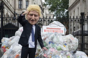 Πλαστικά απορρίμματα έξω από την πρωθυπουργική κατοικία, Ντάουνινγκ Στριτ 10, στο Λονδίνο - Τα έριξε η Greenpeace, στέλνοντας μήνυμα στον Μπόρις Τζόνσον