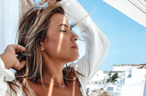 Η Λάουρα Νάργες στη Σαντορίνη