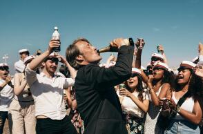 Άνθρωποι που πίνουν - Σκηνή από την ταινία "Άσπρο Πάτο" του Τόμας Βίντεμπεργκ