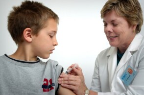 Γιατρός εμβολιάζει παιδί 12-15 ετών © Unsplash