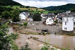 Στιγμιότυπο από τη φονική πλημμύρα στη Δυτική Γερμανία © EPA