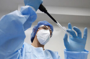 Υγειονομικός κάνει ελέγχους για κορωνοϊό σε νοσοκομείο (ΦΩΤΟ ΑΡΧΕΙΟΥ) - Αυξάνονται τα κρούσματα στην Ιταλία