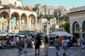 Πολίτες με μάσκα στο Μοναστηράκι (ΦΩΤΟ ΑΡΧΕΙΟΥ) - Η μετάλλαξη Δέλτα ωθεί προς τα πάνω τα κρούσματα κορωνοϊού στην Ελλάδα, όπως ανέφερε ο Γκίκας Μαγιορκίνης