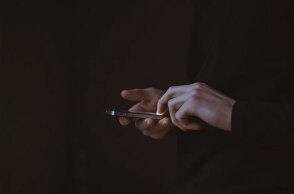 Κινητό τηλέφωνο (ΦΩΤΟ ΑΡΧΕΙΟΥ) - Για πορνογραφία ανηλίκων συνελήφθη μαθητής στη Μύκονο