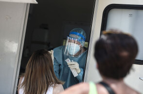 Υγειονομικός κάνει έλεγχο για κορωνοϊό με rapid test (ΦΩΤΟ ΑΡΧΕΙΟΥ) - Ανακοινώθηκαν πού θα βρίσκονται την Παρασκευή 16 Ιουλίου 2021 τα κινητά κλιμάκια του ΕΟΔΥ