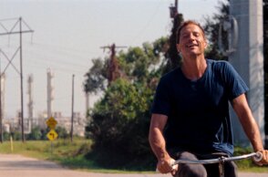 Άνδρας που κάνει ποδήλατο