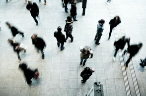 Άνθρωποι που περπατούν στην Αθήνα © Unsplash