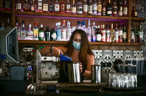Εργαζόμενη σε μπαρ (ΦΩΤΟ ΑΡΧΕΙΟΥ) - Σε ισχύ τα νέα μέτρα στην εστίαση και στους χώρους διασκέδασης