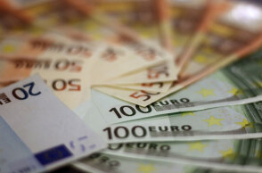 Χαρτονομίσματα ευρώ (ΦΩΤΟ ΑΡΧΕΙΟΥ) - Στην έκθεσή του το ΔΝΤ προβλέπει ανάπτυξη 3,3% εφέτος για την ελληνική οικονομία