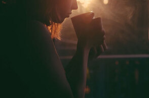 Κοπέλα πίνει ρόφημα (ΦΩΤΟ ΑΡΧΕΙΟΥ) - Ο ΕΟΦ προειδοποιεί για προϊόν αδυνατίσματος