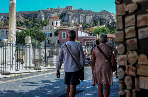 Πολίτες περπατούν στο Μοναστηράκι (ΦΩΤΟ ΑΡΧΕΙΟΥ) - Ο ΕΟΔΥ ανακοίνωσε τα νέα κρούσματα κορωνοϊού και το πού εντοπίστηκαν σήμερα Παρασκευή 16 Ιουλίου 2021