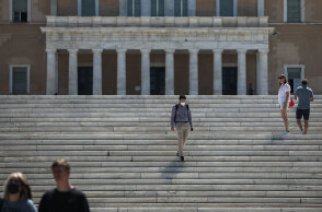 Άνδρας με μάσκα κατεβαίνει τις σκάλες στην πλατεία Συντάγματος (ΦΩΤΟ ΑΡΧΕΙΟΥ) - Ο ΕΟΔΥ ανακοίνωσε τα νέα κρούσματα κορωνοϊού σήμερα Παρασκευή 16 Ιουλίου 2021