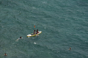 Λουόμενοι σε παραλία (ΦΩΤΟ ΑΡΧΕΙΟΥ) - Η Γερμανία βάζει την Ελλάδα στις «περιοχές κινδύνου» για τον κορωνοϊό