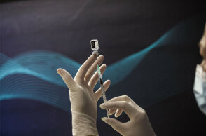 Υγειονομικός ετοιμάζει εμβόλιο για κορωνοϊό (ΦΩΤΟ ΑΡΧΕΙΟΥ) - Οι ανεμβολίαστοι κινδυνεύουν από τη μετάλλαξη Δέλτα, προειδοποιεί ο Ηλίας Μόσιαλος στη νέα του ανάρτηση στο Facebook