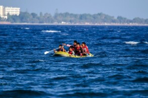 Mετανάστες σε φουσκωτό στη θάλασσα © EUROKINISSI