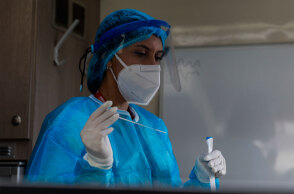 Υγειονομικός διενεργεί δωρεάν rapid test για κορωνοϊό