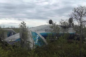 Το ρωσικό αεροσκάφος στη Σιβηρία που αναποδογύρισε μετά την ανώμαλη προσγείωση, όταν έσβησαν οι κινητήρες μετά την απογείωση