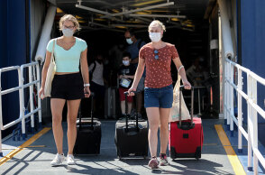Επιβάτες σε πλοίο με μάσκα κατά την επιστροφή τους από νησιά (ΦΩΤΟ ΑΡΧΕΙΟΥ) - Γίνεται υποχρεωτικό το self test, το rapid test ή το μοριακό τεστ στις μετακινήσεις προς την ηπειρωτική χώρα