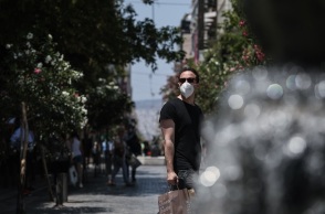 Άνδρας με μάσκα στο κέντρο της Αθήνας