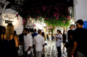 Πολίτες με μάσκα στα Ματογιάννια της Μυκόνου 