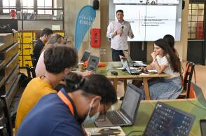 Καθηγητές και μαθητές σε σεμινάριο