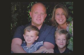 Ο Κρις (Κρίστοφερ) Κόλμαν με τη γυναίκα και τα δύο παιδιά τους