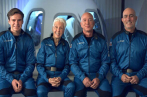 Ο Τζεφ Μπέζος, με τον αδελφό του Μαρκ, την 82χρονη Ουάλι Φανκ και τον 18χρονο Όλιβερ Ντίμεν ετοιμάζονται για το ταξίδι στο Διάστημα