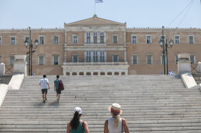 Πολίτες ανεβαίνουν τις σκάλες στην πλατεία Συντάγματος (ΦΩΤΟ ΑΡΧΕΙΟΥ) - Ο ΕΟΔΥ ανακοίνωσε σήμερα Δευτέρα 19 Ιουλίου 2021 τα νέα κρούσματα κορωνοϊού στην Ελλάδα