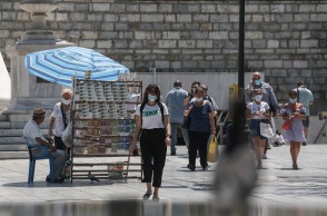 Πολίτες με μάσκα στο κέντρο της Αθήνας 