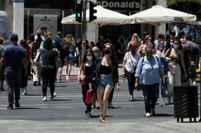 Πολίτες με μάσκα διασχίζουν τη διάβαση πεζών στο Σύνταγμα (ΦΩΤΟ ΑΡΧΕΙΟΥ) - Ο ΕΟΔΥ ανακοίνωσε τα νέα κρούσματα κορωνοϊού σήμερα Τρίτη 20 Ιουλίου 2021