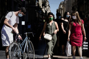 Πολίτες με μάσκα για τον κορωνοϊό (ΦΩΤΟ ΑΡΧΕΙΟΥ) - Τέλος η υποχρεωτική χρήση της στη Γαλλία για όσους έχουν υγειονομικό πιστοποιητικό