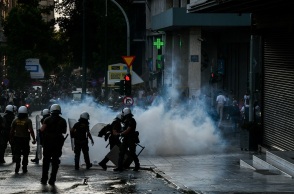 Στιγμιότυπο από την ένταση στη συγκέντρωση αντιεμβολιαστών στο Σύνταγμα
