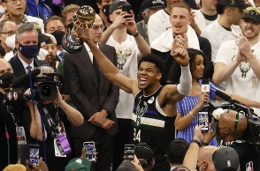 Ο Γιάννης Αντετοκούμπο πανηγυρίζει μετά τους τελικούς του NBA