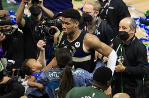 Ο Γιάννης Αντετοκούμπο κάνεις δηλώσεις στις κάμερες μετά τους τελικούς του NBA