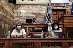 Η υπουργός Παιδείας, Νίκη Κεραμέως, και η υφυπουργός, Ζέττα Μακρή