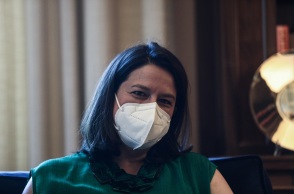 Η Νίκη Κεραμέως με μάσκα προστασίας