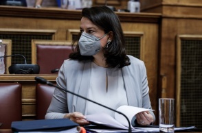 Η Νίκη Κεραμέως με μάσκα προστασίας στα έδρανα της Βουλής