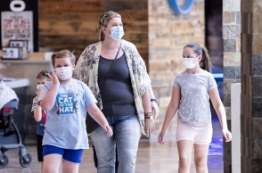 Πολίτες με μάσκα προστασίας από τον κορωνοϊό