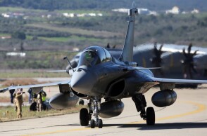 Το πρώτο από τα 18 Rafale που παρέλαβε η Ελλάδα © EPA / ORESTIS PANAGIOTOU