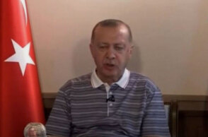 Το βίντεο με τον ταλαιπωρημένο Ερντογάν πυροδοτεί νέες φήμες για την κατάσταση της υγείας του Τούρκου προέδρου