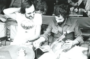 Στη φωτογραφία ο Γιάννης Πετρίδης με τον Cat Stevens να διαβάζει το περιοδικό Επίκαιρα. 