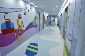 Ο ανακαινισμένος από τον ΟΠΑΠ όροφος του νοσοκομείου παίδων "ΑΓΙΑ ΣΟΦΙΑ" που συνδέεται με το νοσοκομείο παίδων © EUROKONISSI / ΤΑΤΙΑΝΑ ΜΠΟΛΑΡΗ