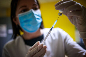 Υγειονομικός ετοιμάζει εμβόλιο Pfizer για κορωνοϊό (ΦΩΤΟ ΑΡΧΕΙΟΥ)