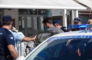 Ο 30χρονος καθ' ομολογίαν δολοφόνος της Γαρυφαλλιάς οδηγείται στον ανακριτή (ΦΩΤΟ ΑΡΧΕΙΟΥ) - Στην απολογία του ισχυρίστηκε ότι η νεαρή κοπέλα «με ενέπαιζε»